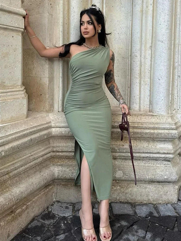 فستان أسود طويل ضيق بدون أكمام وظهر مكشوف، مناسب للصيف والحفلات.