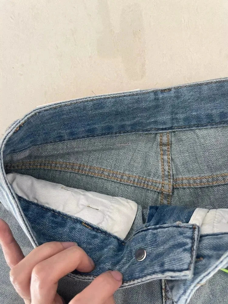 بنطلون جينز نسائي واسع بخصر منخفض، بستايل قديم Y2K و"بانك" (Punk). بتصميم فضفاض، مثالي لإطلالات "السكيت" وموضة الشارع.