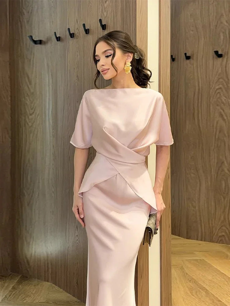 فستان نسائي صيفي من الساتان بقصة ضيقة - بياقة قارب وتصميم أنيق.