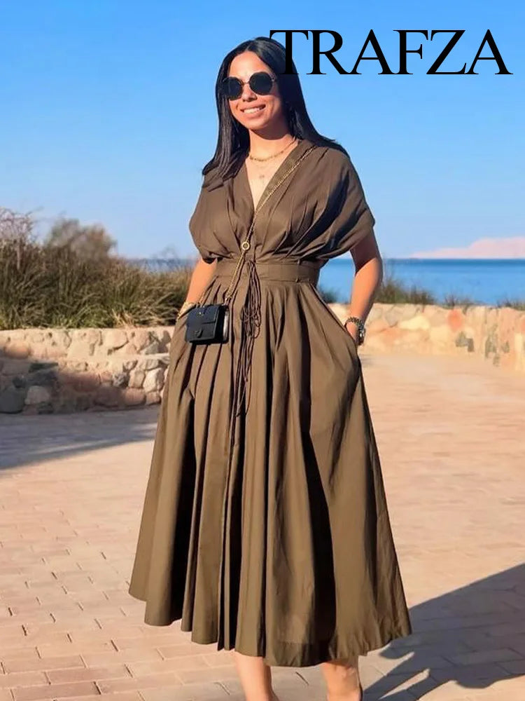 فستان صيفي أنيق من ماركة "ترافزا" للنساء، بياقة على شكل حرف V وأكمام قصيرة متوسطة الطول، يتميز بتصميم برباط، مزين بكسرات، بظهر مكشوف، وخصر ضيق، لإطلالة أنيقة وجذابة.
