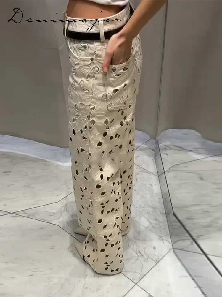 بنطلون جينز نسائي أبيض واسع بفتحات، بتصميم مثير وعصري، مزود بسحاب وجيوب. بنطلون طويل ومناسب للإطلالات اليومية الأنيقة لصيف 2025
