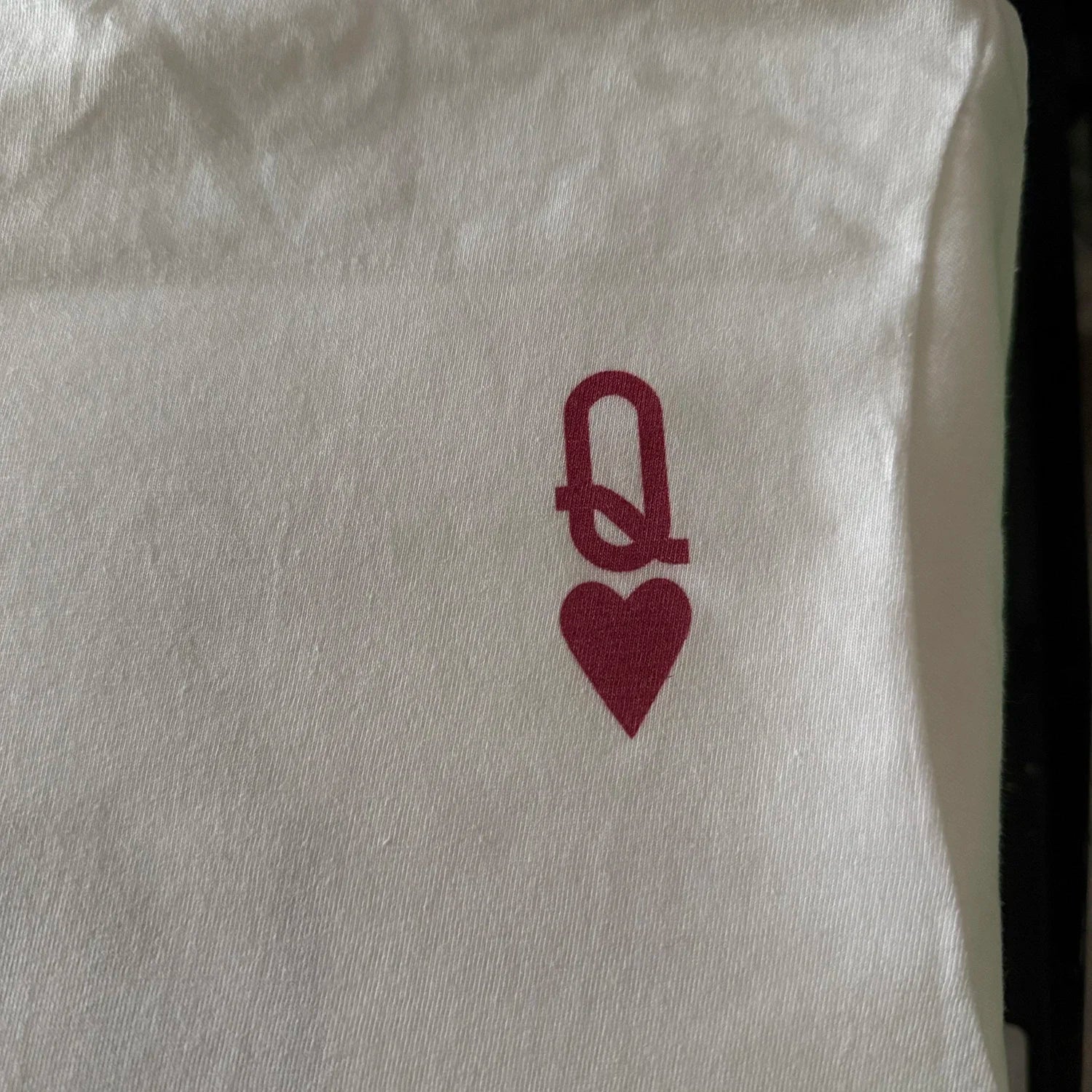تيشيرت نسائي أبيض بأكمام قصيرة برسومات "Queen of Hearts"