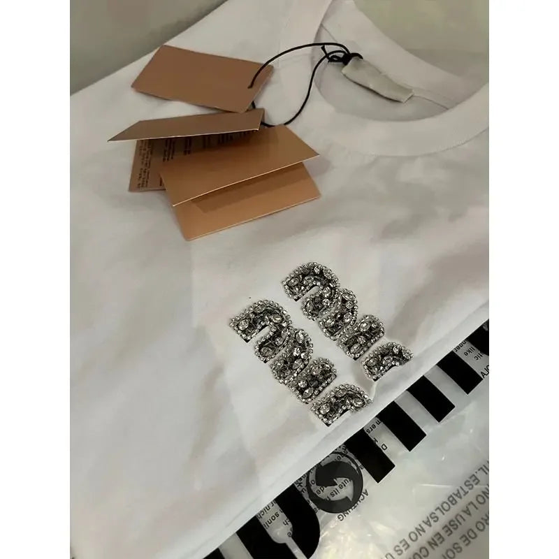 -Shirts نسائيّة بيضاء بأكمام قصيرة، عليها حروف، وياقوت (ألماس)، مناسبة للصيف، بتصميم بسيط وفضفاض