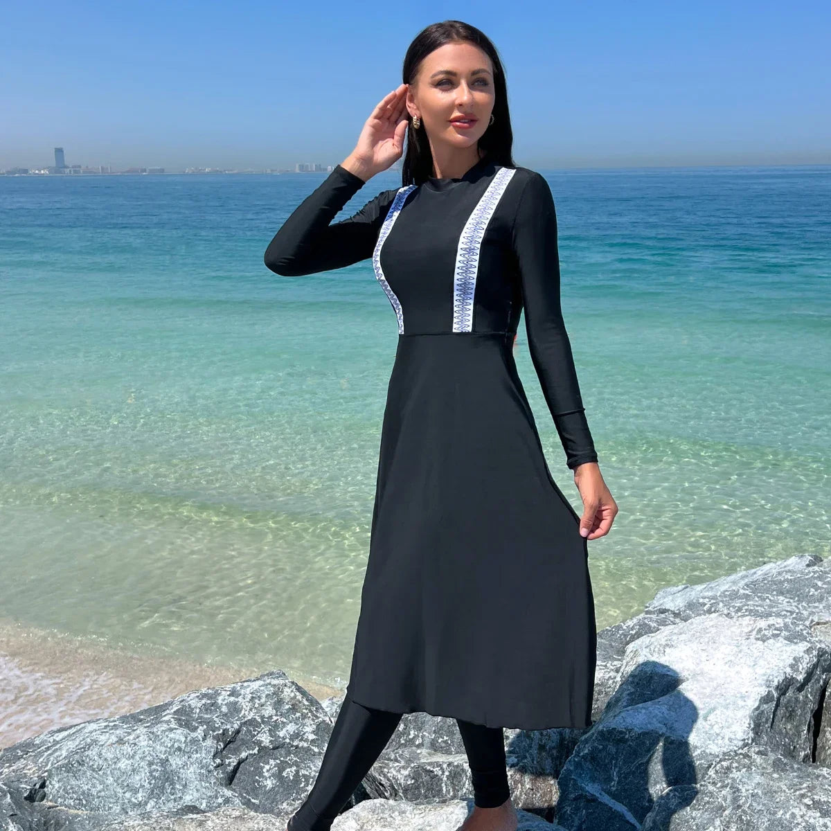 مايو اسلامي قطعتين مع فستان أسود طويل.