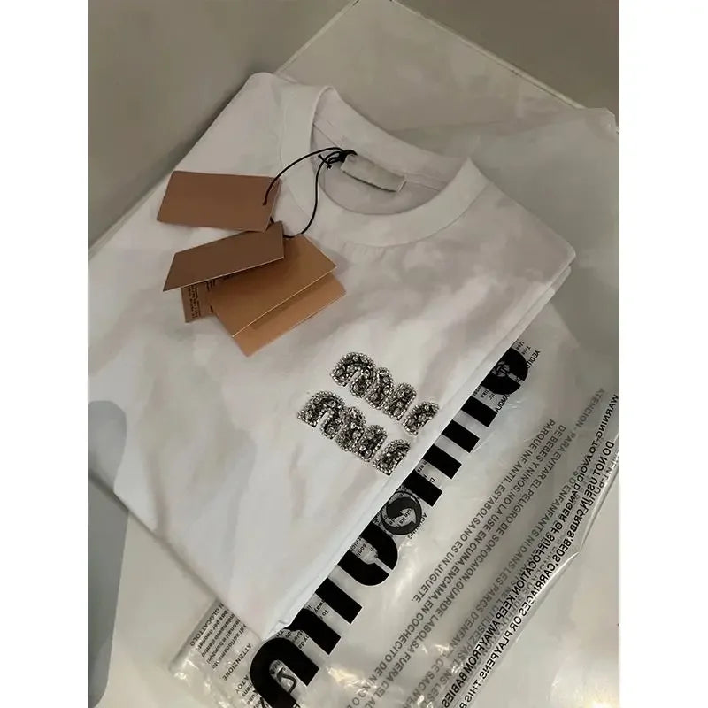 -Shirts نسائيّة بيضاء بأكمام قصيرة، عليها حروف، وياقوت (ألماس)، مناسبة للصيف، بتصميم بسيط وفضفاض