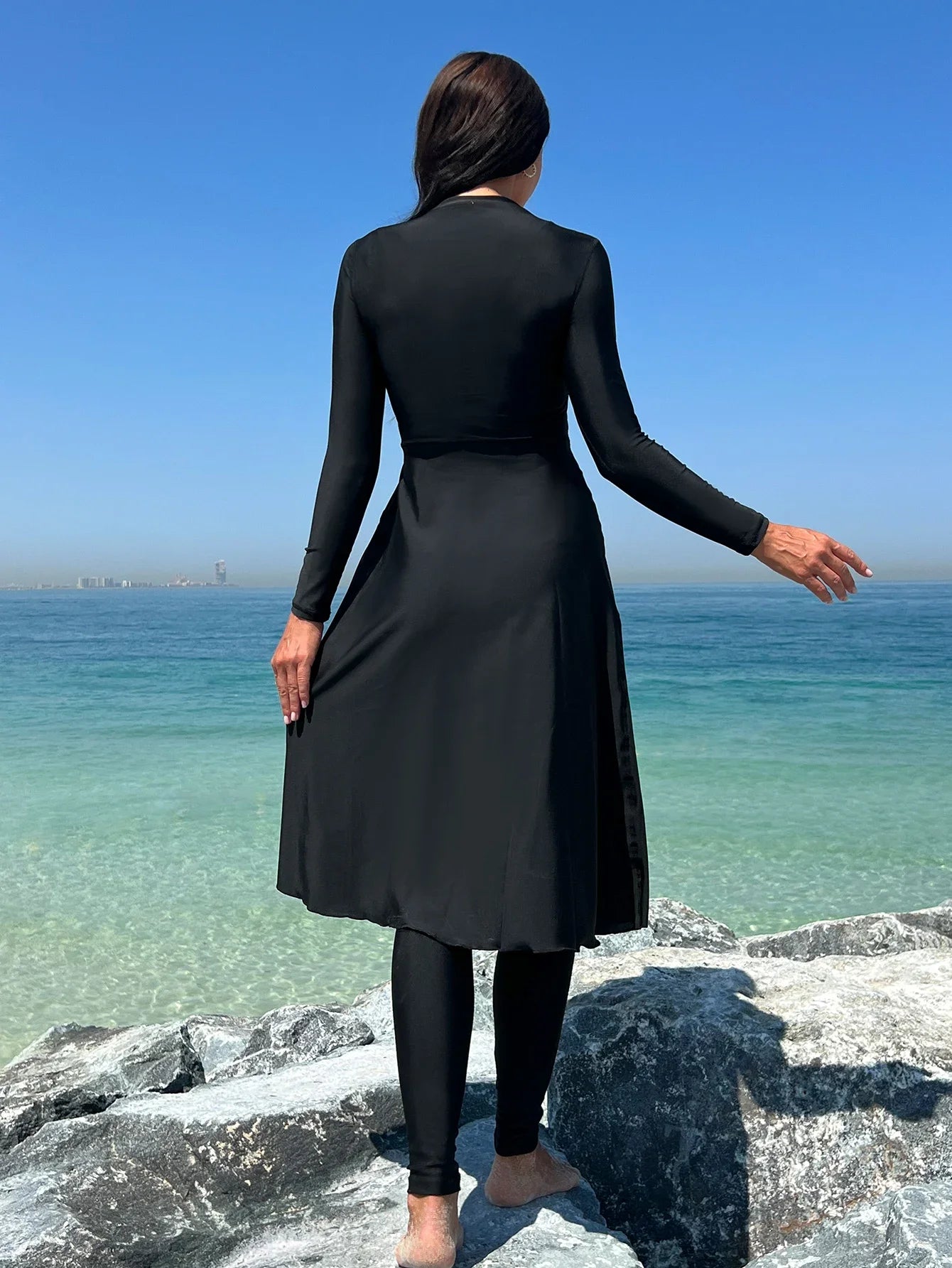 مايو اسلامي قطعتين مع فستان أسود طويل.