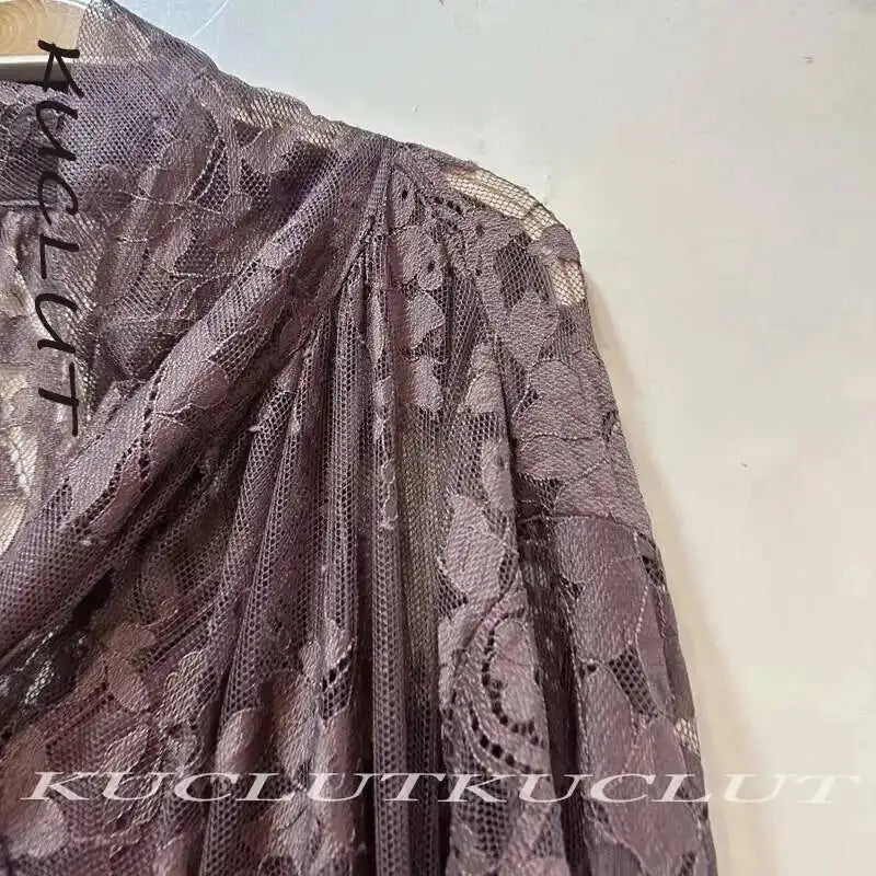 فستان نسائي أنيق بأكمام طويلة - تصميم مطبوع بزهور الدانتيل ولون سادة.