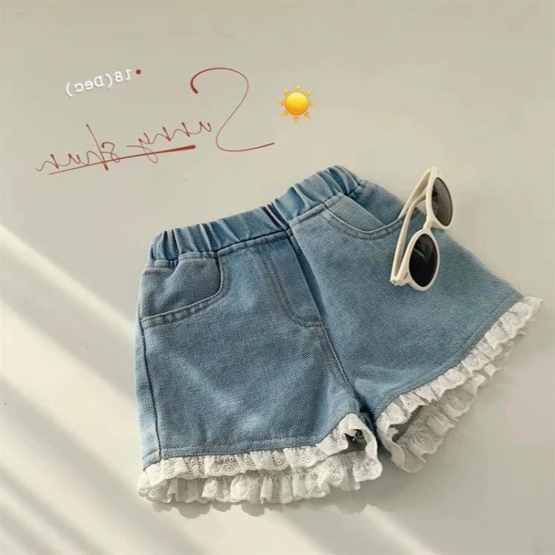 شورت دنيم (جينز) صيفي جديد للفتيات، بتصميم كوري خفيف الوزن. شورت كاجوال وعملي، ومناسب للارتداء اليومي أو في الأنشطة الخارجية.
