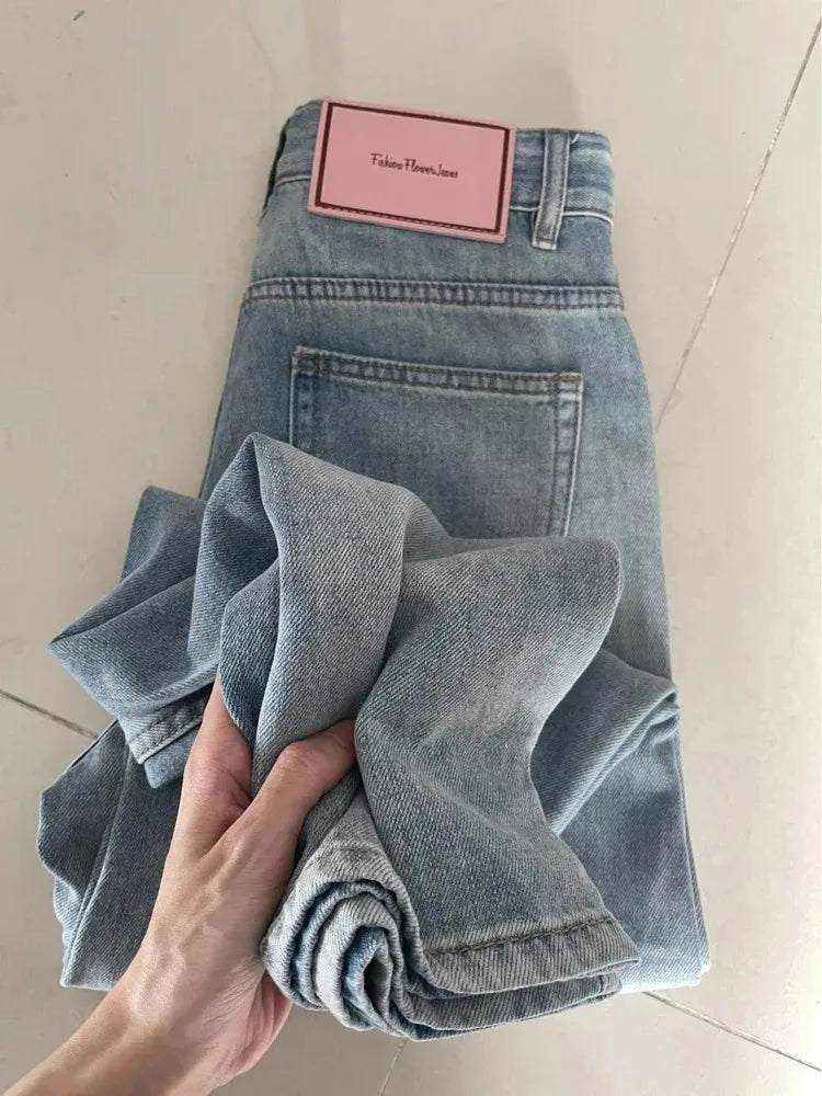 بنطلون جينز نسائي واسع بخصر منخفض، بستايل قديم Y2K و"بانك" (Punk). بتصميم فضفاض، مثالي لإطلالات "السكيت" وموضة الشارع.
