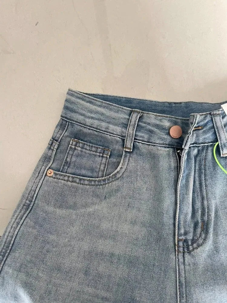 بنطلون جينز نسائي واسع بخصر منخفض، بستايل قديم Y2K و"بانك" (Punk). بتصميم فضفاض، مثالي لإطلالات "السكيت" وموضة الشارع.