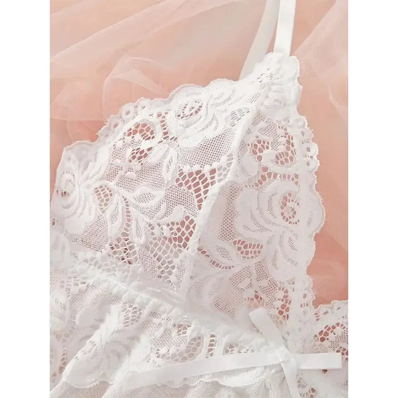 بيجاما نسائية حمراء شفافة ودانتيل، تصميم ناعم ومريح للنوم.