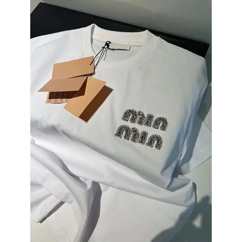 -Shirts نسائيّة بيضاء بأكمام قصيرة، عليها حروف، وياقوت (ألماس)، مناسبة للصيف، بتصميم بسيط وفضفاض