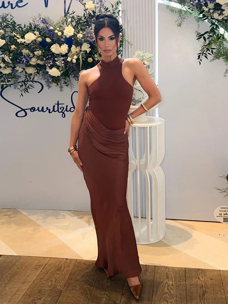فستان أسود طويل بدون أكمام، ضيق وأنيق للحفلات.