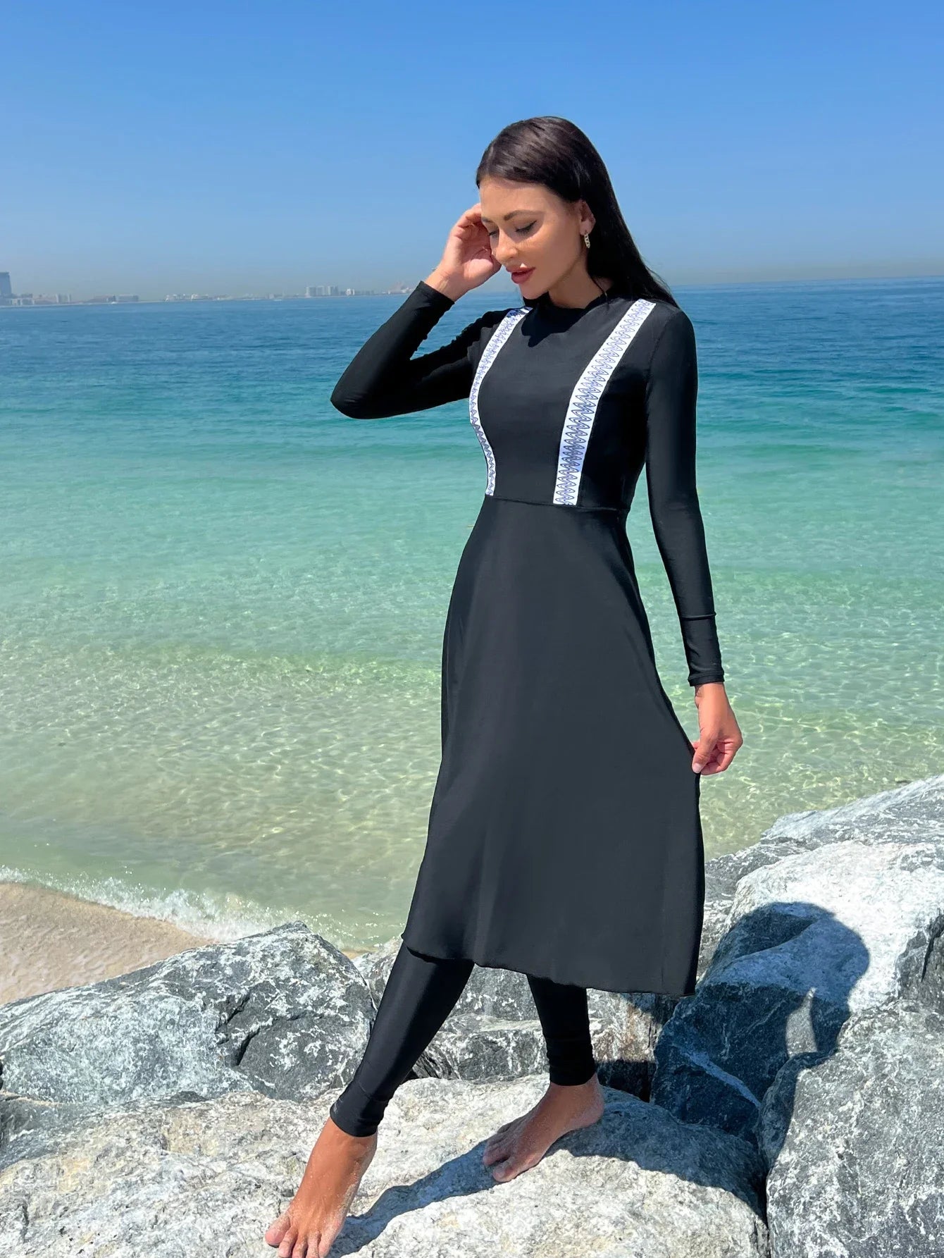 مايو اسلامي قطعتين مع فستان أسود طويل.