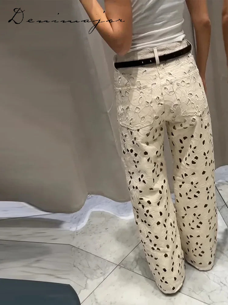 بنطلون جينز نسائي أبيض واسع بفتحات، بتصميم مثير وعصري، مزود بسحاب وجيوب. بنطلون طويل ومناسب للإطلالات اليومية الأنيقة لصيف 2025