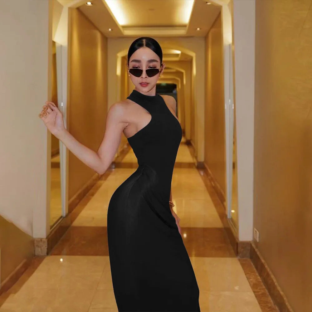 فستان أسود طويل بدون أكمام، ضيق وأنيق للحفلات.