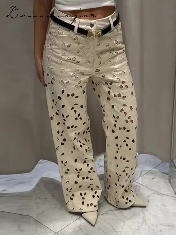 بنطلون جينز نسائي أبيض واسع بفتحات، بتصميم مثير وعصري، مزود بسحاب وجيوب. بنطلون طويل ومناسب للإطلالات اليومية الأنيقة لصيف 2025
