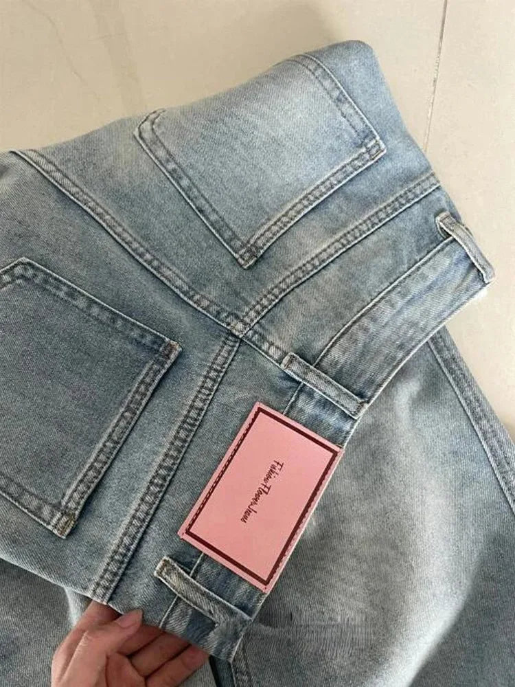بنطلون جينز نسائي واسع بخصر منخفض، بستايل قديم Y2K و"بانك" (Punk). بتصميم فضفاض، مثالي لإطلالات "السكيت" وموضة الشارع.