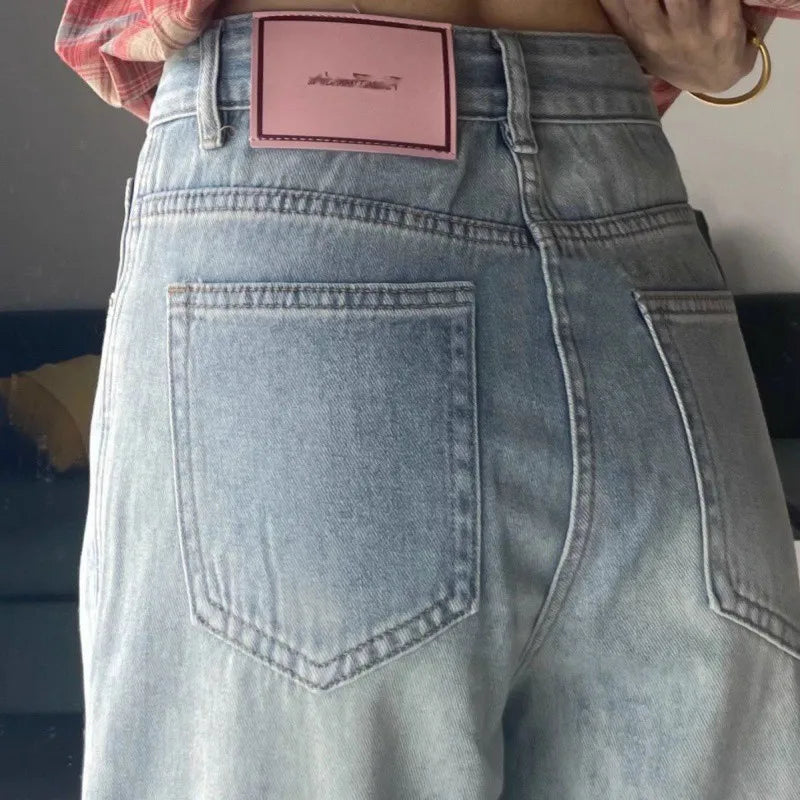 بنطلون جينز نسائي واسع بخصر منخفض، بستايل قديم Y2K و"بانك" (Punk). بتصميم فضفاض، مثالي لإطلالات "السكيت" وموضة الشارع.