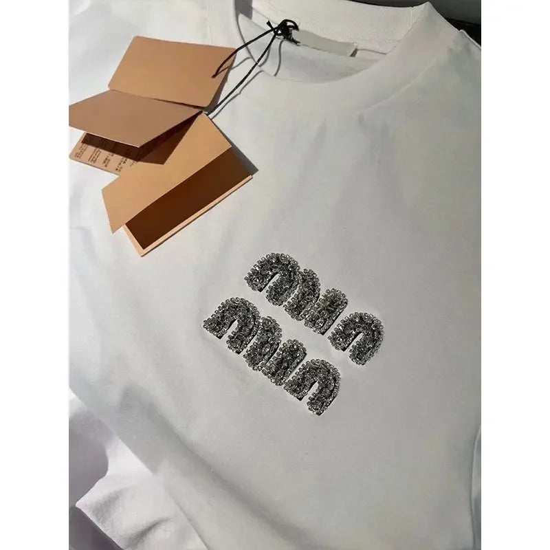 -Shirts نسائيّة بيضاء بأكمام قصيرة، عليها حروف، وياقوت (ألماس)، مناسبة للصيف، بتصميم بسيط وفضفاض