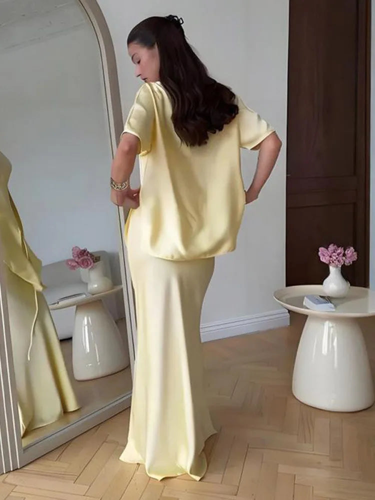 فستان نسائي صيفي من الساتان بقصة ضيقة - بياقة قارب وتصميم أنيق.